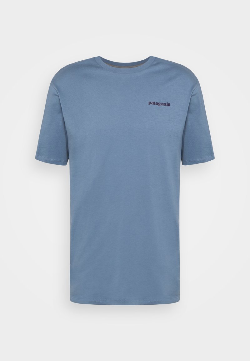 T-shirt azzurro chiaro a maniche corte in cotone, con scollatura rotonda e un piccolo logo scuro sul lato superiore sinistro del petto.