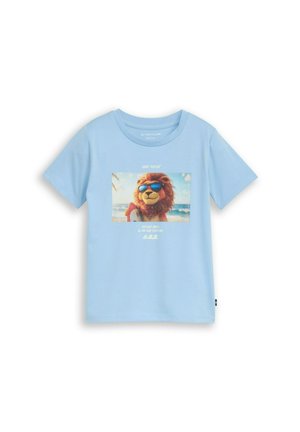 Lichtblauw T-shirt met korte mouwen met een cartoonleeuw die een blauwe zonnebril draagt en een surfplank vasthoudt tegen een strandachtergrond.