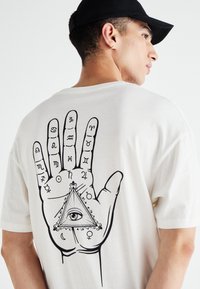 Jack & Jones JJMYSTIC TEE CREW NECK - Potiskana majica - cloud dancer