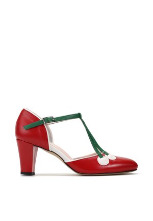 Czerwony skórzany but na obcasie z paskiem w kształcie litery T, zielonymi paskami, białą lamówką i zaokrąglonym noskiem, na białym tle.