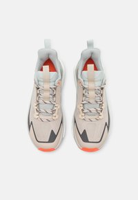Adidas Terrex TERREX FREE HIKER 2 - Hikingskor - beige/core black/semi impact orange