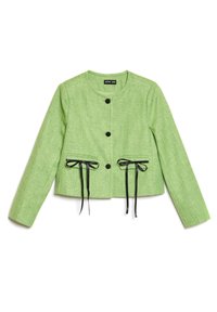 Casaco verde curto em tecido texturizado, com botões pretos, dois bolsos frontais com fitas pretas e mangas compridas.