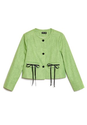 Jachetă scurtă verde din țesătură texturată, cu nasturi negri, două buzunare frontale cu panglici negre și mâneci lungi.