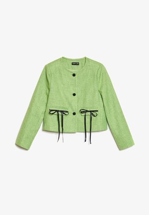 Jachetă scurtă verde din țesătură texturată, cu nasturi negri, două buzunare frontale cu panglici negre și mâneci lungi.