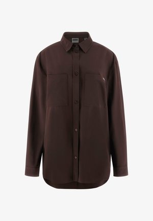 Camicia marrone scuro a maniche lunghe in tessuto liscio, con bottoni frontali, colletto e due tasche sul petto. Logo discreto sulla tasca sinistra.