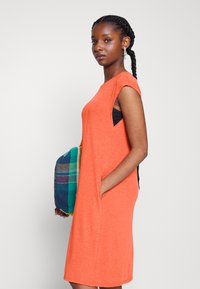 Vero Moda Petite VMJUNE KNEE DRESS - Vestido de dia - spicy orange