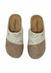 Zoccoli in feltro marroni e beige con una fascia decorativa di colore chiaro e motivi sottili. Texture morbida, design con apertura sul retro e soletta imbottita.