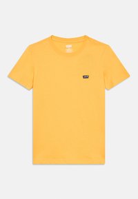 Κίτρινο βαμβακερό κοντομάνικο t-shirt με στρογγυλή λαιμόκοψη και ένα μικρό μαύρο έμβλημα Levi's στο αριστερό στήθος. Λεία υφή και κλασική εφαρμογή.