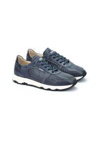 Zapatillas de cuero azul marino con diseño perforado, cordones en un azul claro contrastante, cuello acolchado y suela de goma blanca con textura.