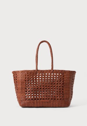 Sac fourre-tout en toile marron tissé avec un motif ouvert, de forme rectangulaire, et deux poignées tressées. Doté d'un fond solide pour un bon soutien.