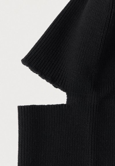 Melns adīts audums ar rievotu tekstūru un unikālu izgriezuma dizainu pie kakla. Materiāls izskatās mīksts un elastīgs.