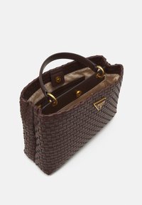 Borsa a tracolla in pelle intrecciata marrone con manici corti, hardware dorato e una fodera interna liscia. Dettaglio del logo Prada ben visibile sul lato.