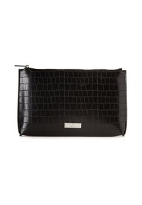 Pochette nera in ecopelle con texture coccodrillo, dettaglio in metallo argentato sulla parte anteriore e chiusura con zip nella parte superiore.