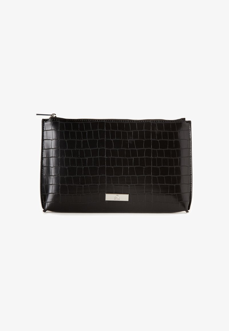 Černá pouzdro z umělé kůže s krokodýlím vzorem, stříbrné kovové doplňky na přední straně a zapínání na zip nahoře.