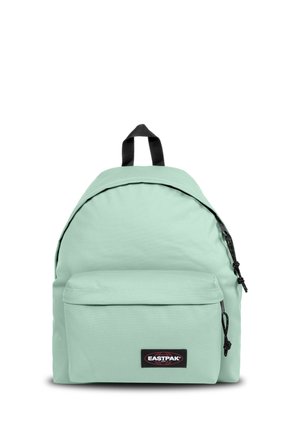 Mochila Eastpak verde claro con bolsillo frontal con cremallera, parche de logo negro y asa de tela negra en la parte superior.
