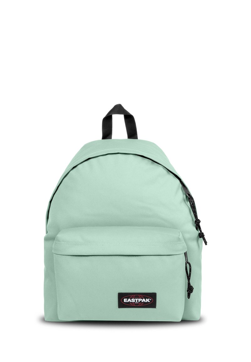 Světle zelený batoh Eastpak s přední kapsou na zip, černou nášivkou loga a černou textilní smyčkou nahoře.
