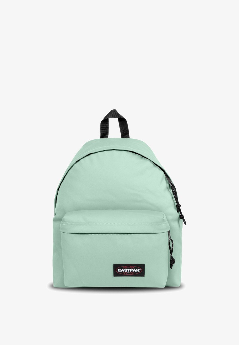 Světle zelený batoh Eastpak s přední kapsou na zip, černou nášivkou loga a černou textilní smyčkou nahoře.