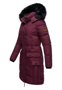 Bordeaux gekleed parka met een nepleren capuchon, drukknopen en ritssluitingen, meerdere voorzakken en elastische manchetten voor warmte en comfort.