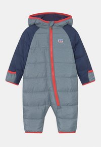 Padded snowsuit u sivoj boji s tamnoplavim rukavima, crvenim akcentima i kapuljačom. Ima prednji zatvarač i elastične manžetne za dodatnu toplinu.