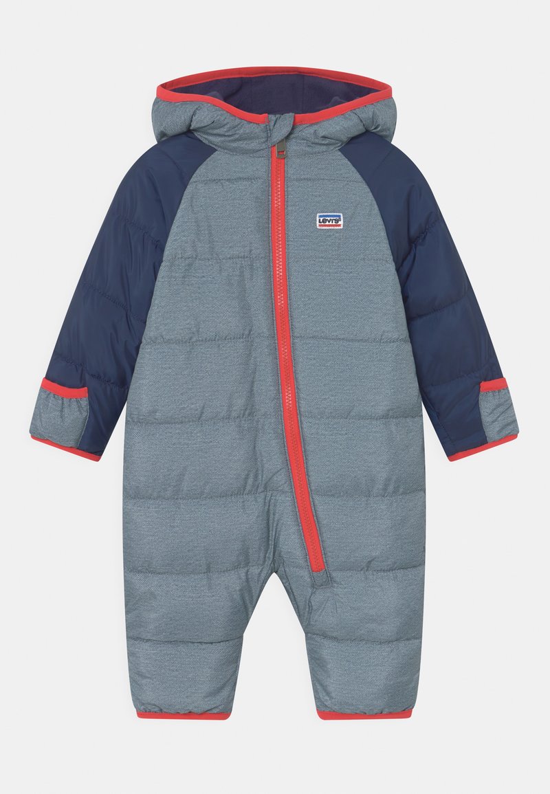 Padded snowsuit u sivoj boji s tamnoplavim rukavima, crvenim akcentima i kapuljačom. Ima prednji zatvarač i elastične manžetne za dodatnu toplinu.