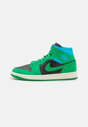 Średni sneaker w zielonym, czarnym i jasnoniebieskim kolorze z logo Nike, perforowanym przodem i białą podeszwą z zielonym bieżnikiem.