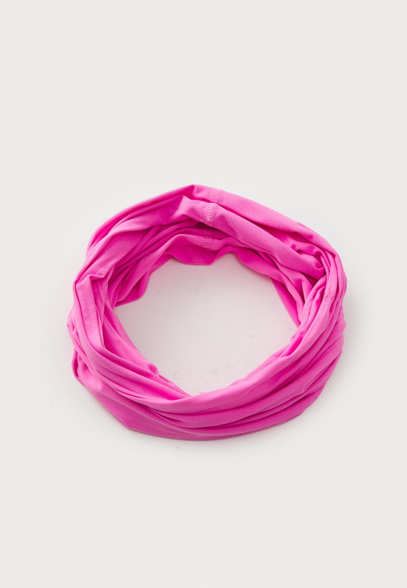 Roze buisvormig stoffen accessoire, gemaakt van zacht, rekbaar materiaal met een gladde textuur, voorzien van geplooide vouwen door de hele structuur.