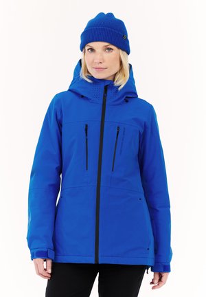Blauwe waterdichte jas met hoge kraag, verstelbare capuchon en meerdere ritszakken. Soepele textuur met zwarte accenten en logo's.