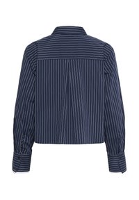 Marineblauwe crop shirt met witte verticale strepen, lange mouwen en knoopmanchetten. Voorzien van een rugplooien en een gestructureerd kraagontwerp.