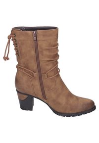 Ruskea keinonahkainen nilkkuri, jossa on rypistyvä muotoilu, sivuvetoketju ja koristeelliset nauhat, varustettuna paksulla kannalla ja tekstuuripohjalla.