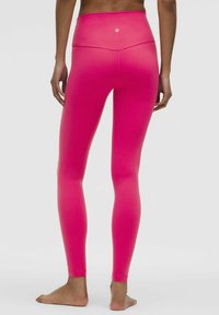 Hoge taille legging in felle roze, gemaakt van een gladde, rekbare stof. Beschikt over een gevormde tailleband en een aansluitend ontwerp tot aan de enkels.