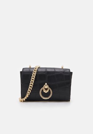Schwarze strukturierte Leder-Schultertasche mit goldener Kettenriemen und rundem goldenen Ringverschluss an der Vorderklappe.