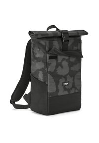 Čierny rolovací batoh z textúrovaného materiálu s jemným tmavým vzorom, nastaviteľné popruhy a predná vrecko so suchým zipsom.