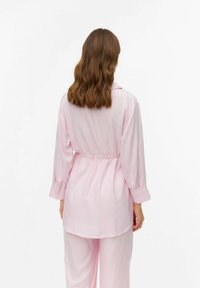 Camicia a righe rosa chiaro con maniche lunghe, colletto, vita elastica e orlo curvo, abbinata a pantaloni coordinati.