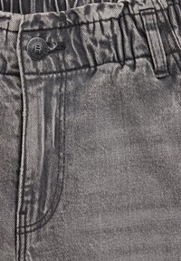 Šedé denimové kraťasy s elastickým pasem, se zapínáním na knoflík a předními kapsami. Materiál má hladkou texturu s vybledlým vzorem.