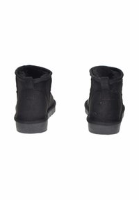 Stivali ankle neri realizzati in suede liscio, con fodera in pelliccia sintetica, punta tonda e suola in gomma testurizzata per una buona aderenza.