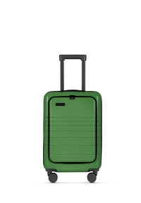Grüner Hartschalenkoffer mit strukturiertem, gerilltem Oberflächen, schwarzen Akzenten, ausziehbarem Griff und vier Rädern für Mobilität.