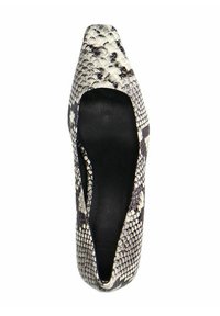 Chaussure �à bout pointu avec un extérieur en imprimé python dans des teintes de blanc, gris et noir. Dessus ouvert avec un intérieur noir lisse.