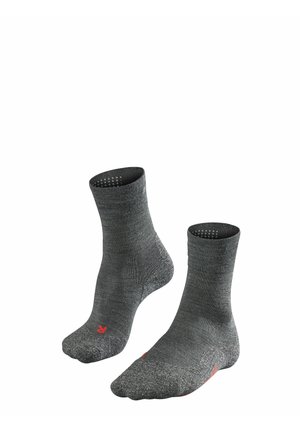 Chaussettes de cheville grises en tissu texturé, avec un renforcement au niveau des orteils et un petit logo rouge près de la cheville et au bas.