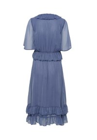 Vestido de chiffon azul con mangas cortas, escote con volantes y cintura elástica. Presenta volantes en capas en el dobladillo para añadir textura.