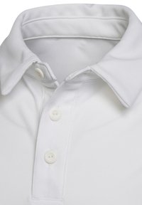 Weißes Poloshirt mit Umlegekragen, drei Knopfverschluss und weicher, glatter Textur. Keine sichtbaren Muster oder Akzente.