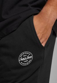 Jack & Jones GORDON SHARK PANT - Pantalones deportivos - black