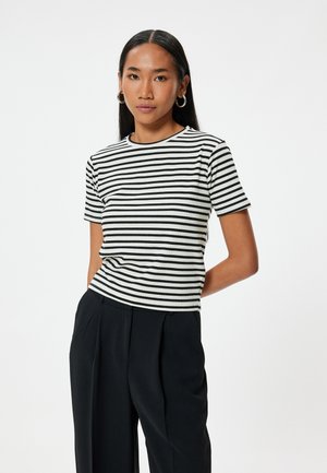 Sort og hvid stribet ribbet t-shirt med rund hals og korte ærmer, parret med højtaljede sorte bukser.