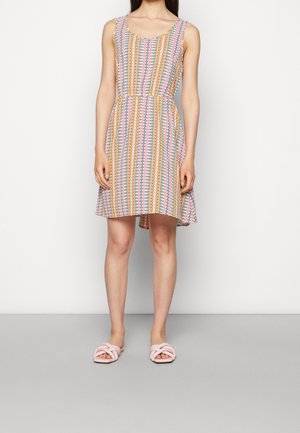 Mouwloze jurk met een getailleerde taille, gekenmerkt door een kleurrijk zigzagpatroon in roze, geel en blauw; valt boven de knie.