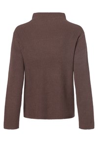 Maglione lavorato a maglia marrone con collo alto, maniche lunghe e vestibilità rilassata. La texture è morbida e a costine in tutto il capo.