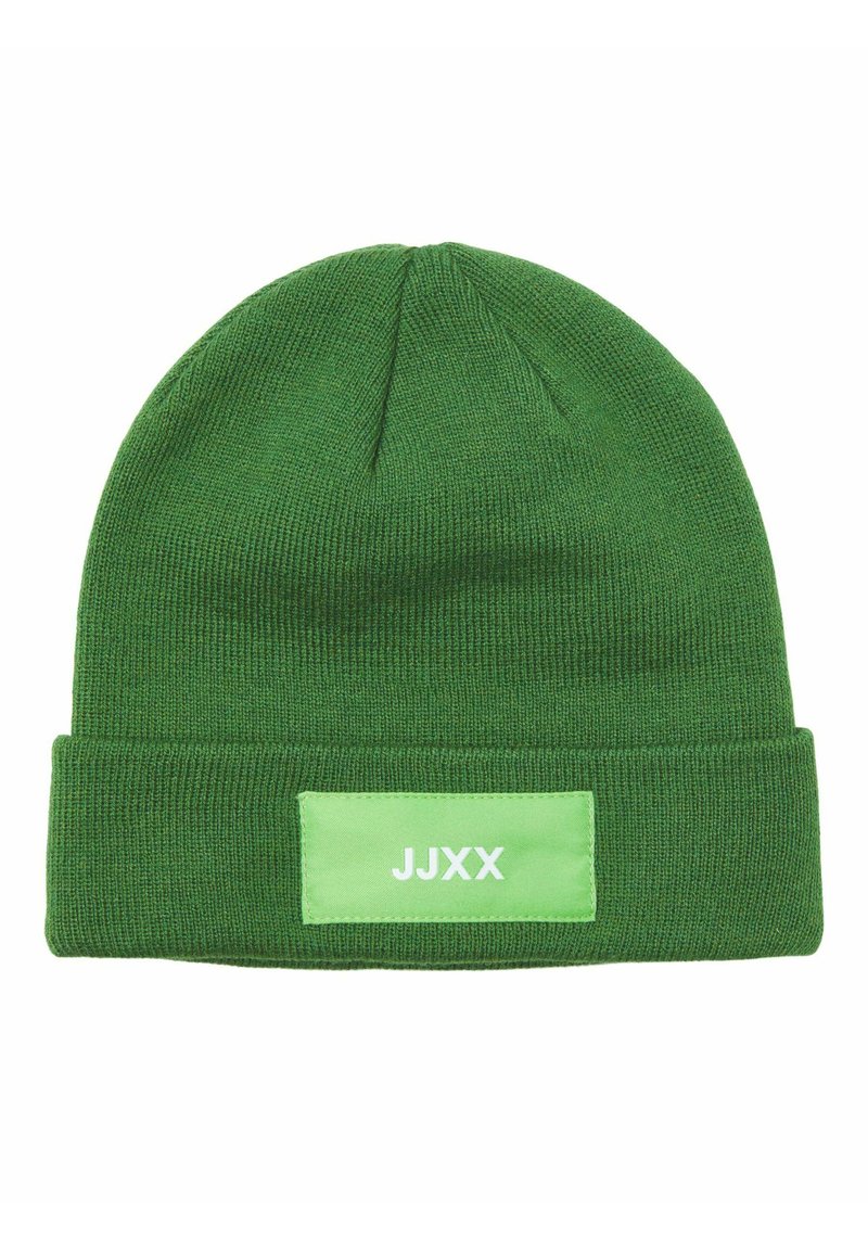 Beanie verde a maglia con risvolto e una toppa rettangolare di un verde chiaro con il testo bianco "JJXX". Texture morbida e vestibilità aderente.