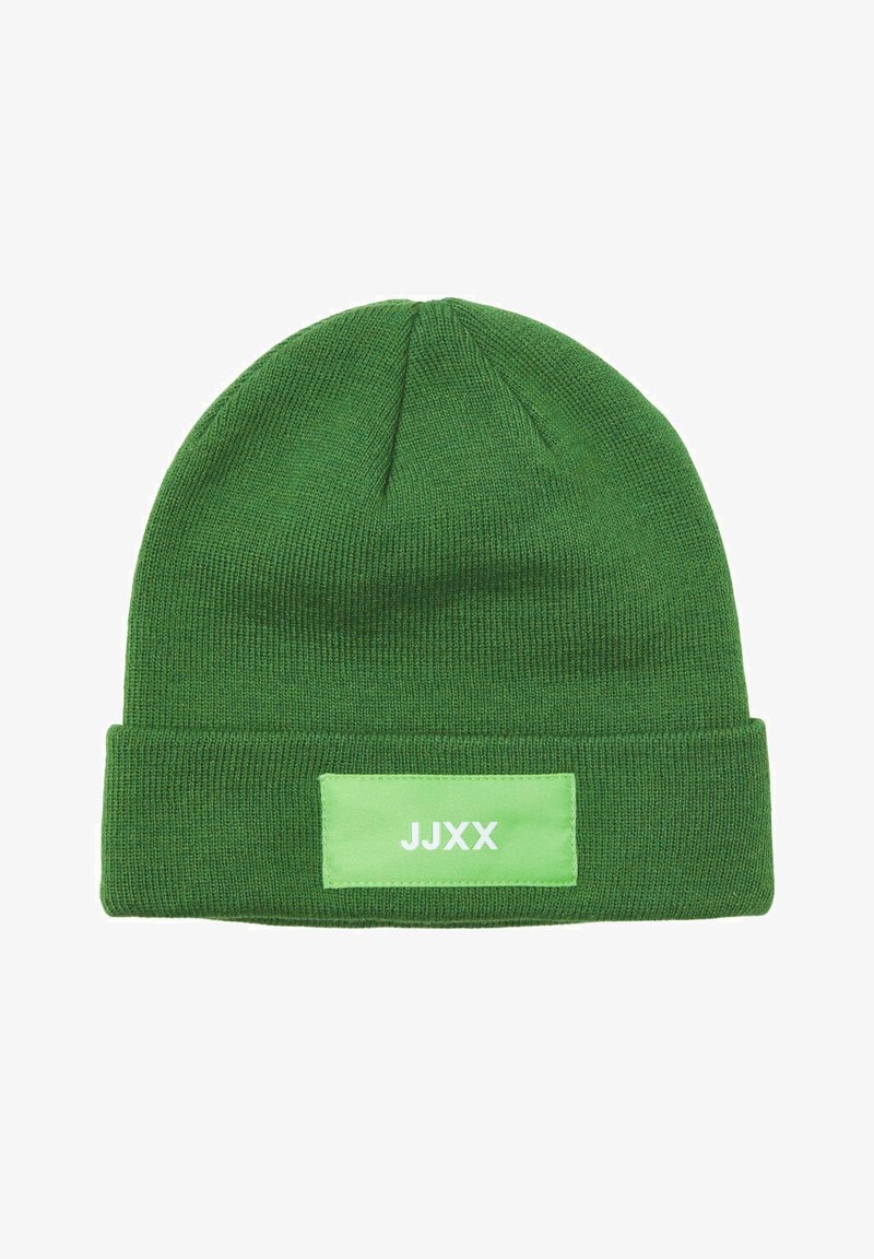 Beanie verde a maglia con risvolto e una toppa rettangolare di un verde chiaro con il testo bianco "JJXX". Texture morbida e vestibilità aderente.