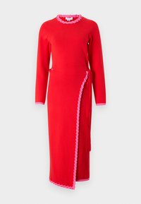 Rotes langärmliges Kleid mit taillierter Passform, verziert mit rosa Rüschenakzenten am Ausschnitt und Saum sowie einem asymmetrischen Wickeldesign.