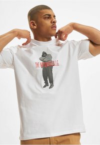 Upscale by Mister Tee BIGGIE SMALLS  - Marškinėliai su spaudiniu - white