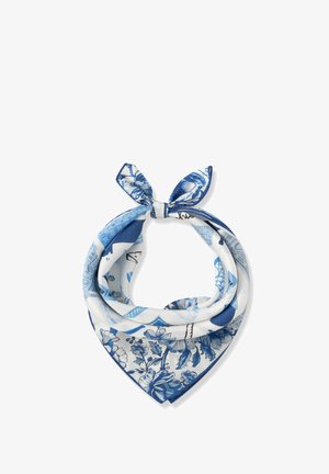 Zijden sjaal met blauw-witte bloem- en geometrische patronen, opgevouwen en bovenaan vastgeknoopt met twee puntige uiteinden.
