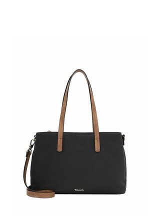 Borsa tote nera con manici in pelle marrone chiaro e una tracolla regolabile. Texture liscia con chiusura a zip e dettaglio del logo discreto.